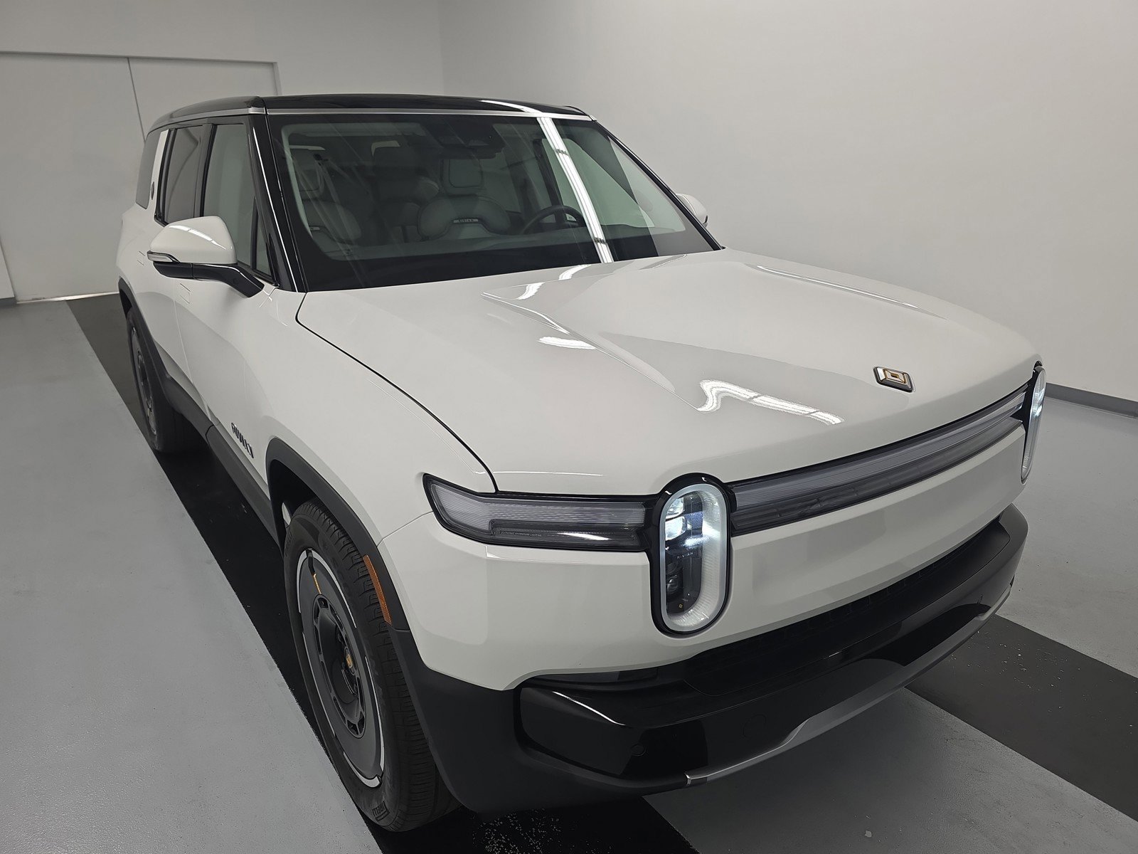Used 2025 Rivian R1S Adventure AWD/4WD image 7