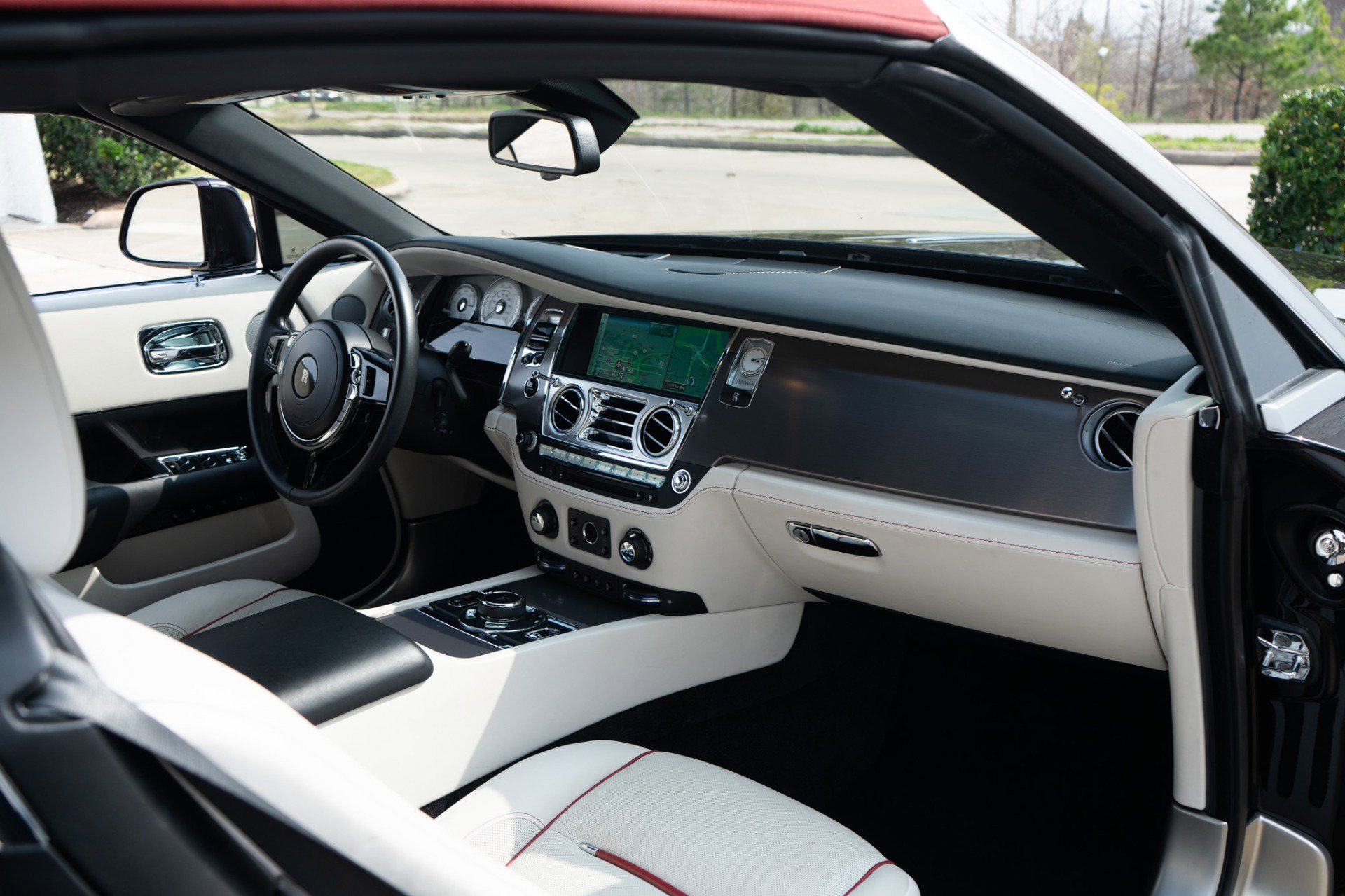 Used 2017 Rolls-Royce Dawn image 18