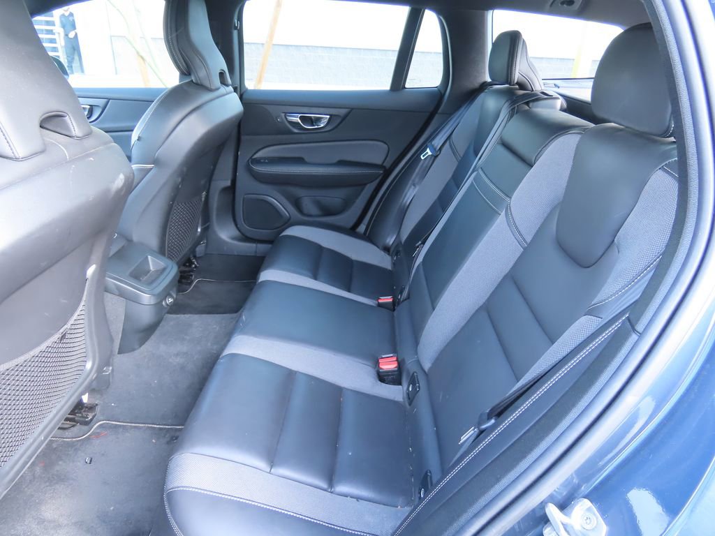 Used 2019 Volvo V60 T6 R-Design image 11