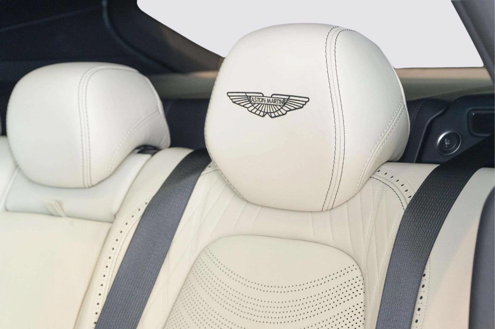 Used 2024 Aston Martin DBX AWD/4WD image 51