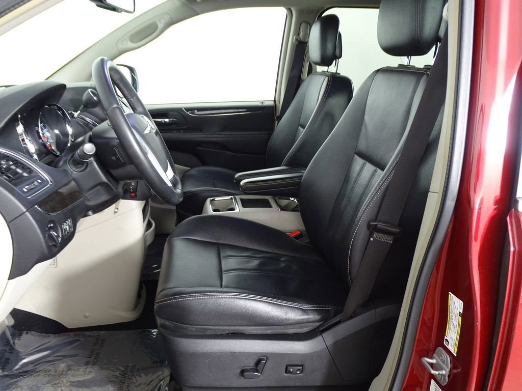 Used 2014 Chrysler Town & Country Touring image 10