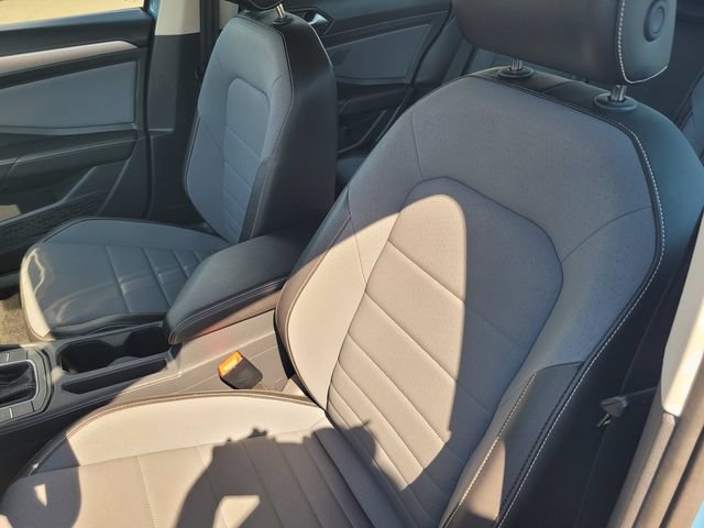 Used 2025 Volkswagen Jetta SE FWD image 13