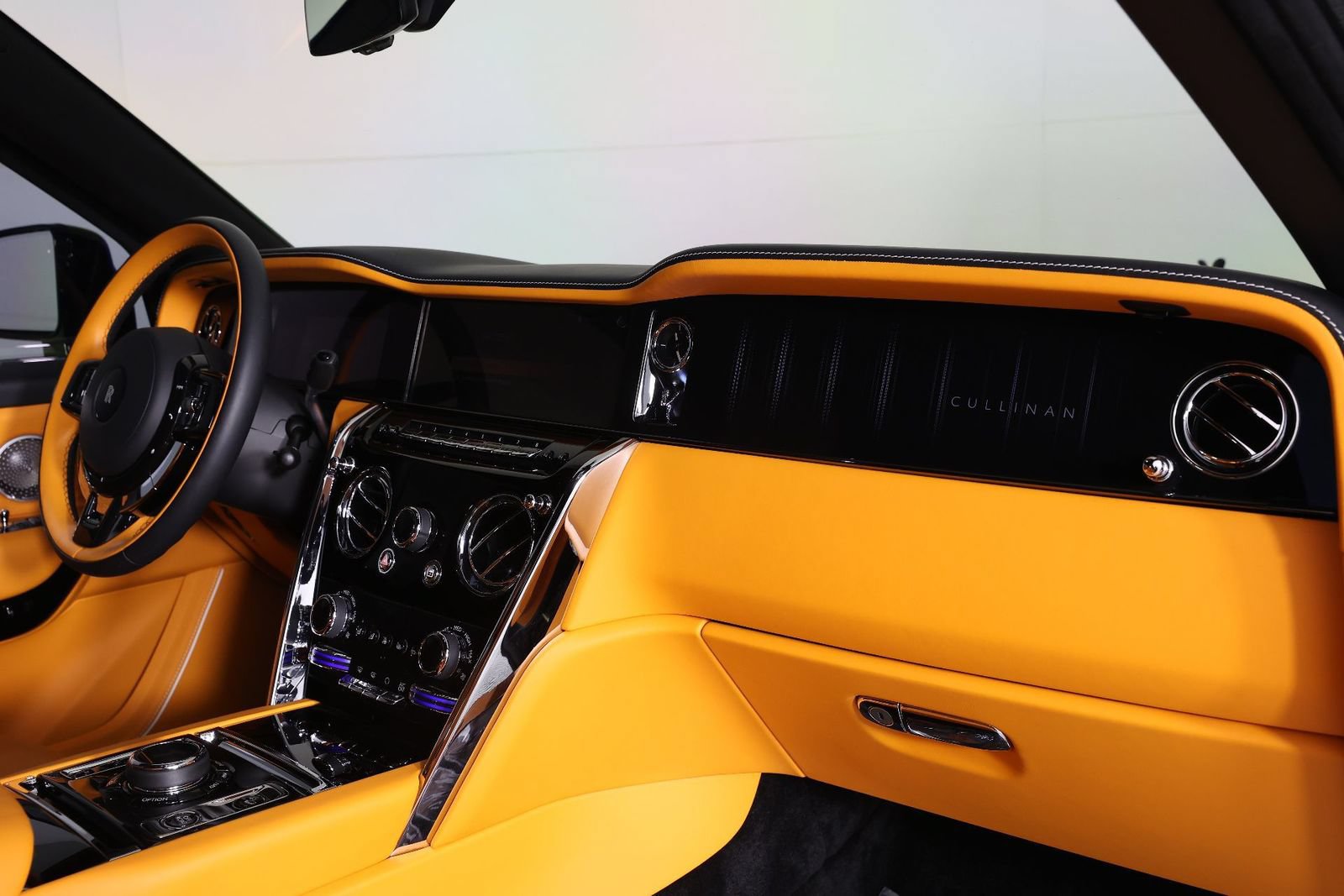 Certified 2025 Rolls-Royce Cullinan AWD/4WD image 25