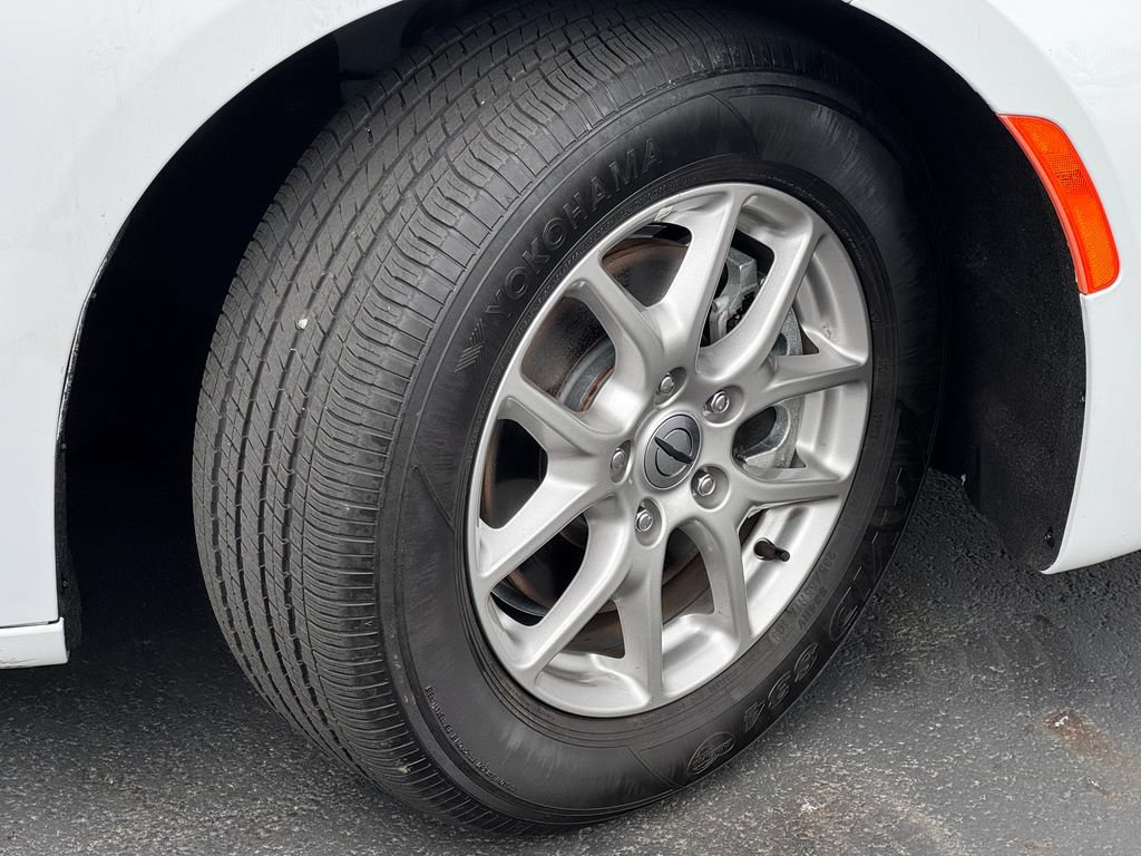 Used 2025 Chrysler Pacifica Select FWD image 9