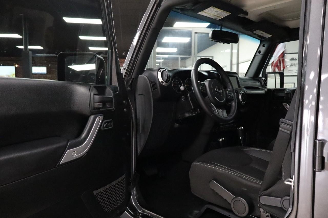 Used 2018 Jeep Wrangler Unlimited Sahara w/ Connectivity Group AWD/4WD image 10