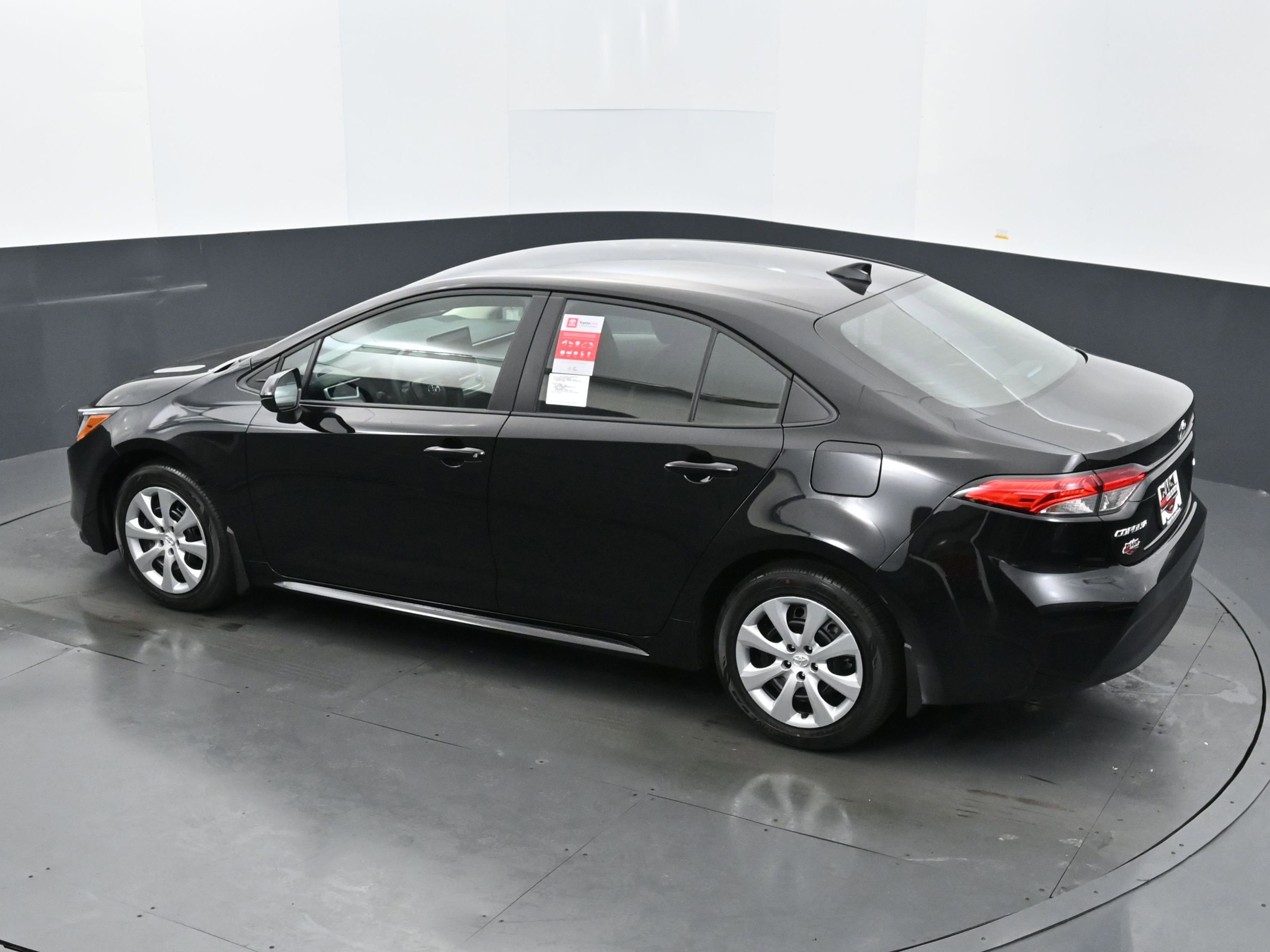 Used 2025 Toyota Corolla LE image 29