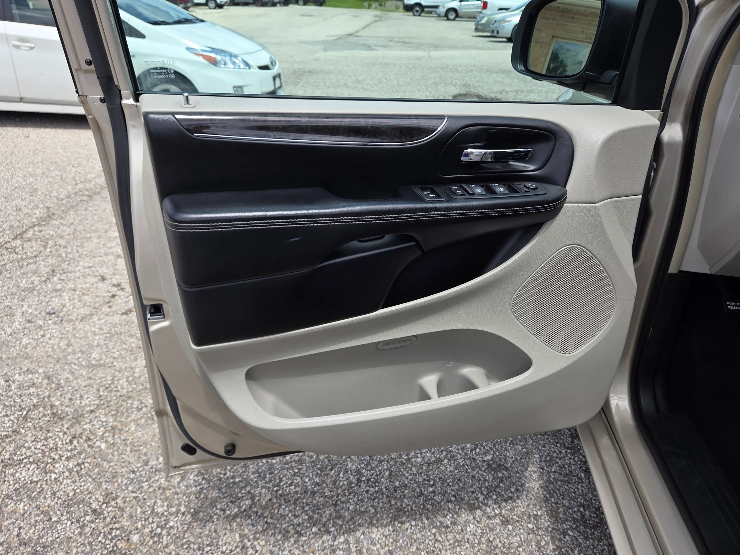 Used 2016 Chrysler Town & Country Touring FWD image 12