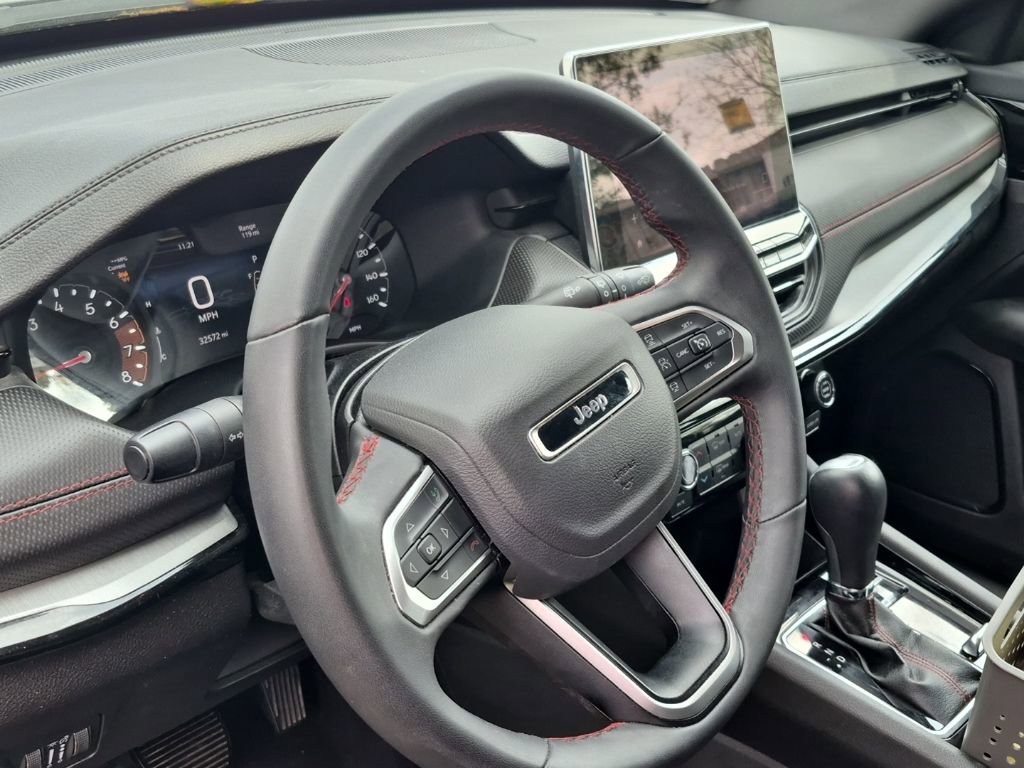 Used 2025 Jeep Compass Trailhawk image 3