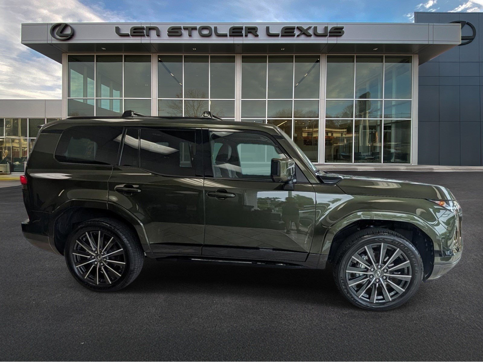 Used 2024 Lexus GX 550 w/ Accessory Package (2T) AWD/4WD image 2