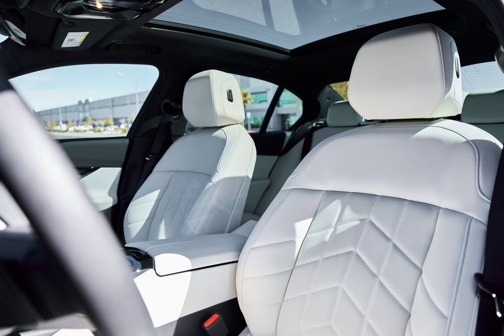 Used 2026 BMW 550e xDrive image 43