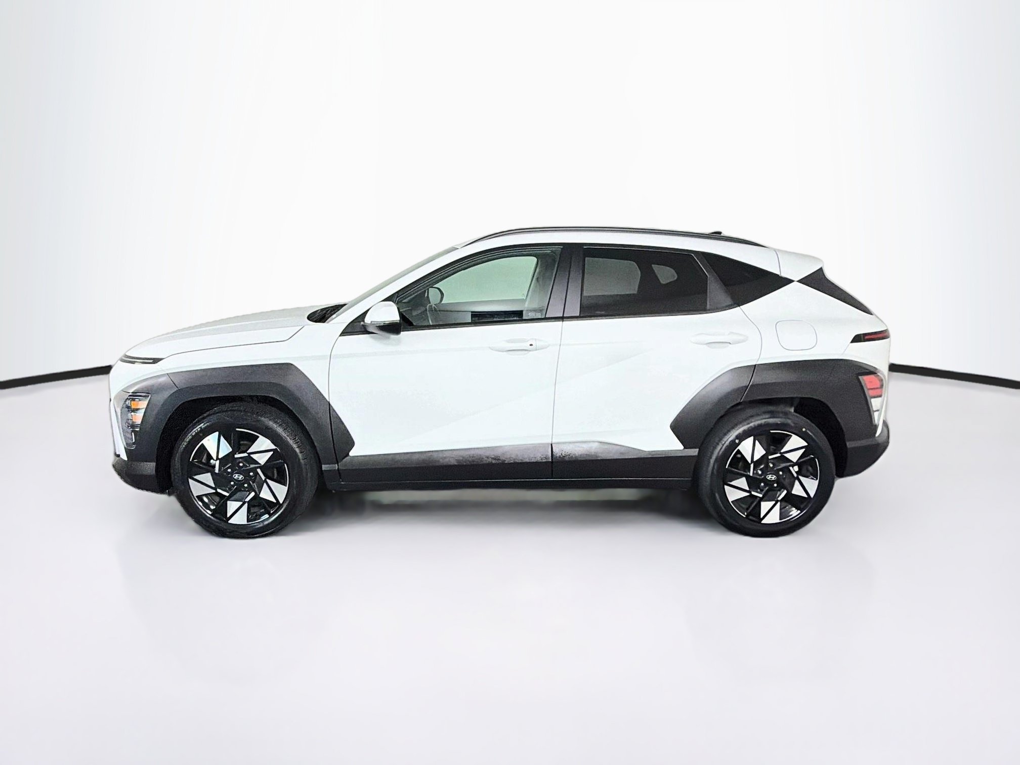 Used 2025 Hyundai Kona SEL FWD image 4