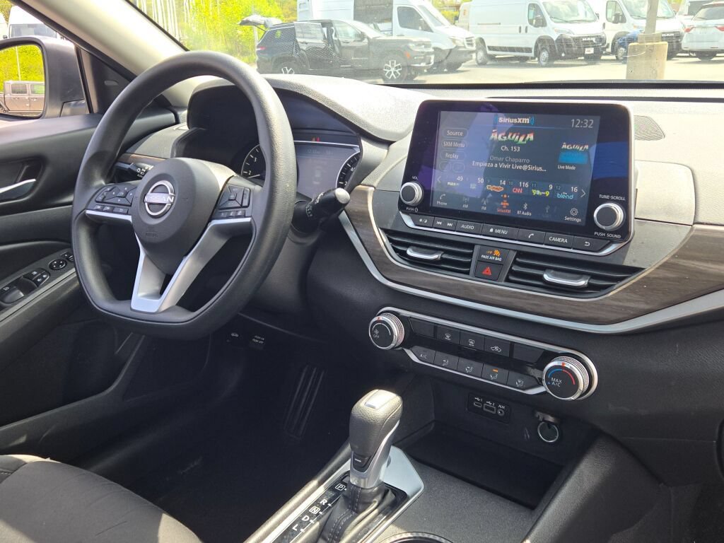 Used 2025 Nissan Altima 2.5 SV FWD image 9
