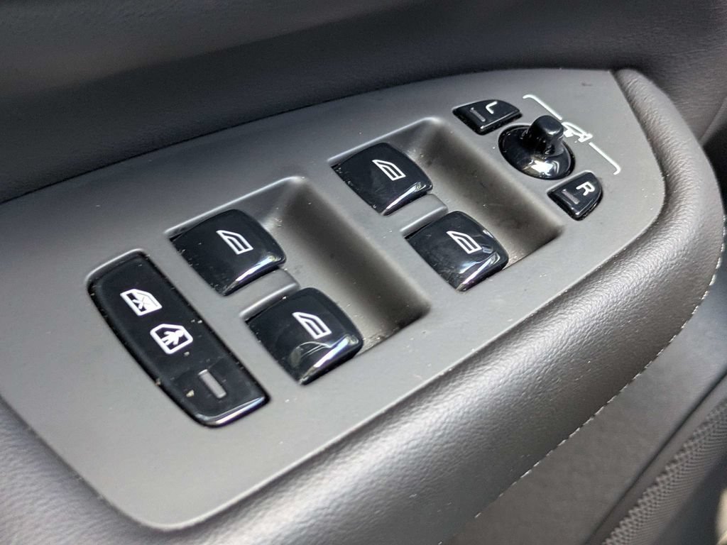 Certified 2025 Volvo XC90 B5 Core AWD/4WD image 25