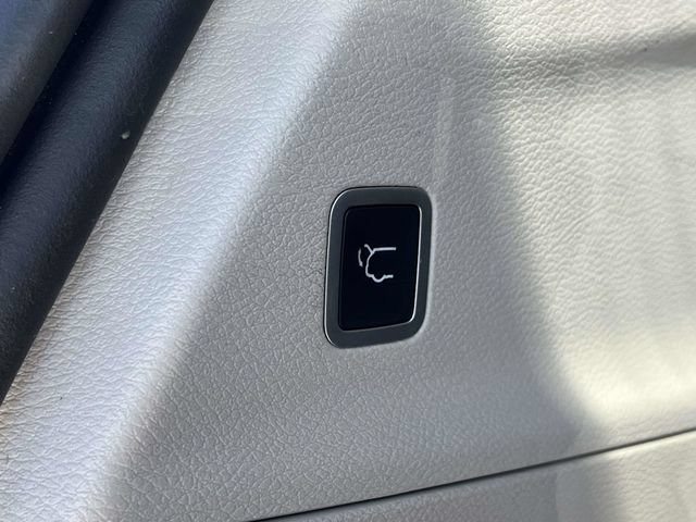 Used 2018 Chrysler Pacifica Touring-L FWD image 21