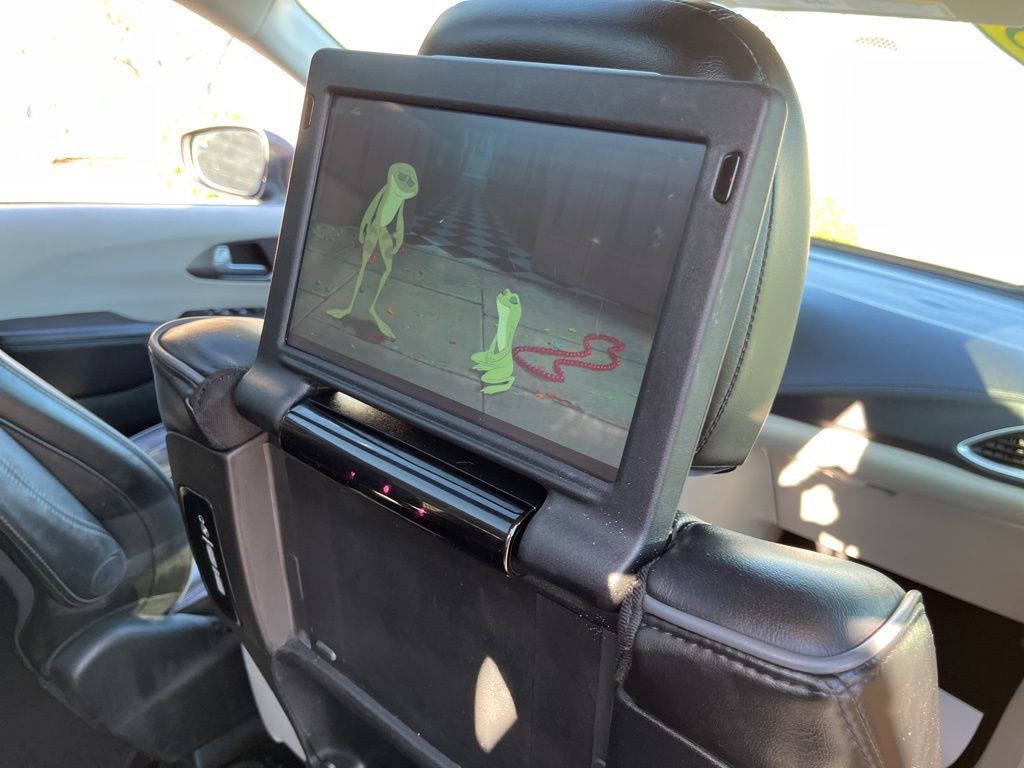 Used 2018 Chrysler Pacifica Limited w/ Tire & Wheel Group image 13