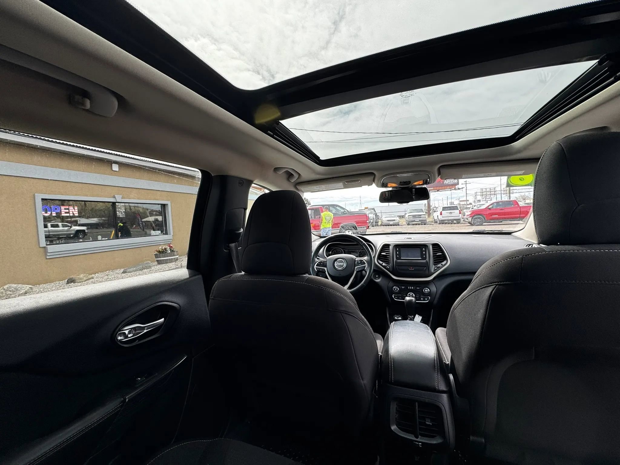 Used 2016 Jeep Cherokee Latitude w/ Comfort & Convenience Group image 16