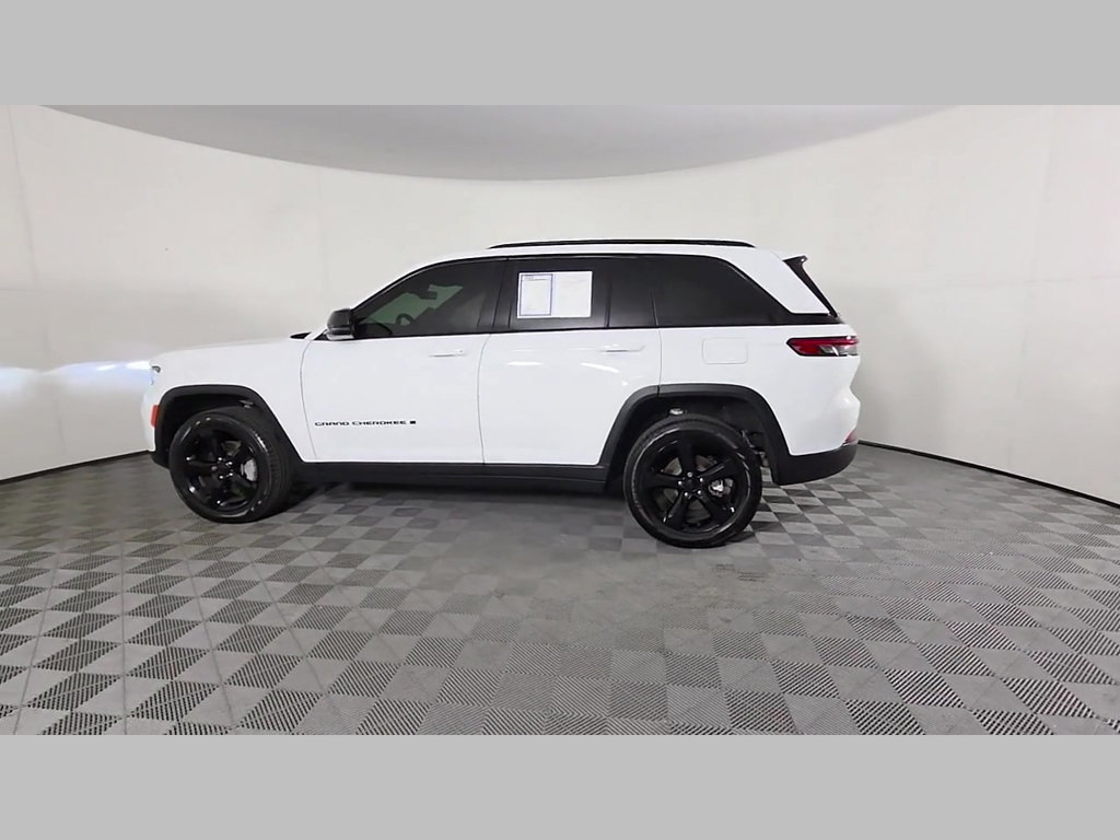 Used 2025 Jeep Grand Cherokee Limited w/ Black Appearance Package RWD image 45