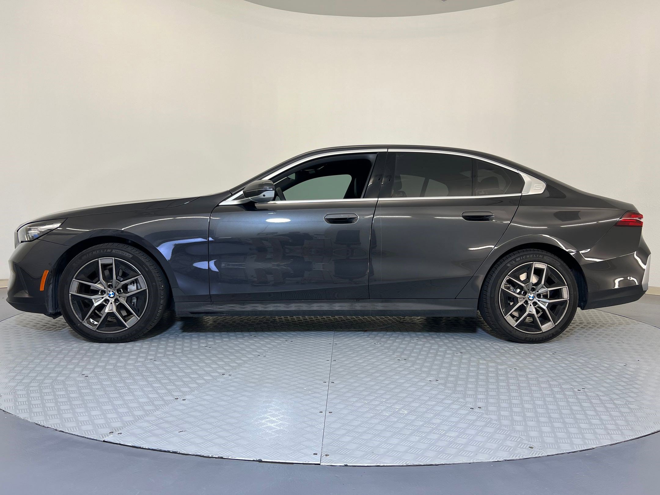 Used 2026 BMW 540i xDrive 540i xDrive image 2
