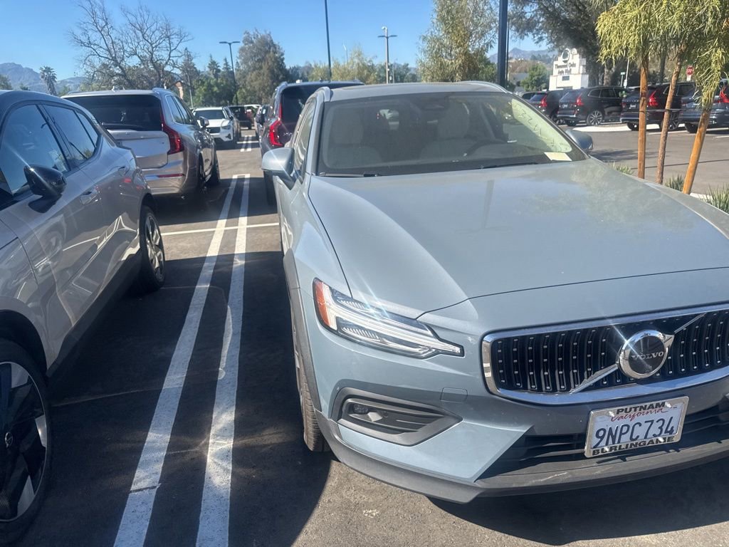 Certified 2024 Volvo V60 B5 Cross Country Plus image 4