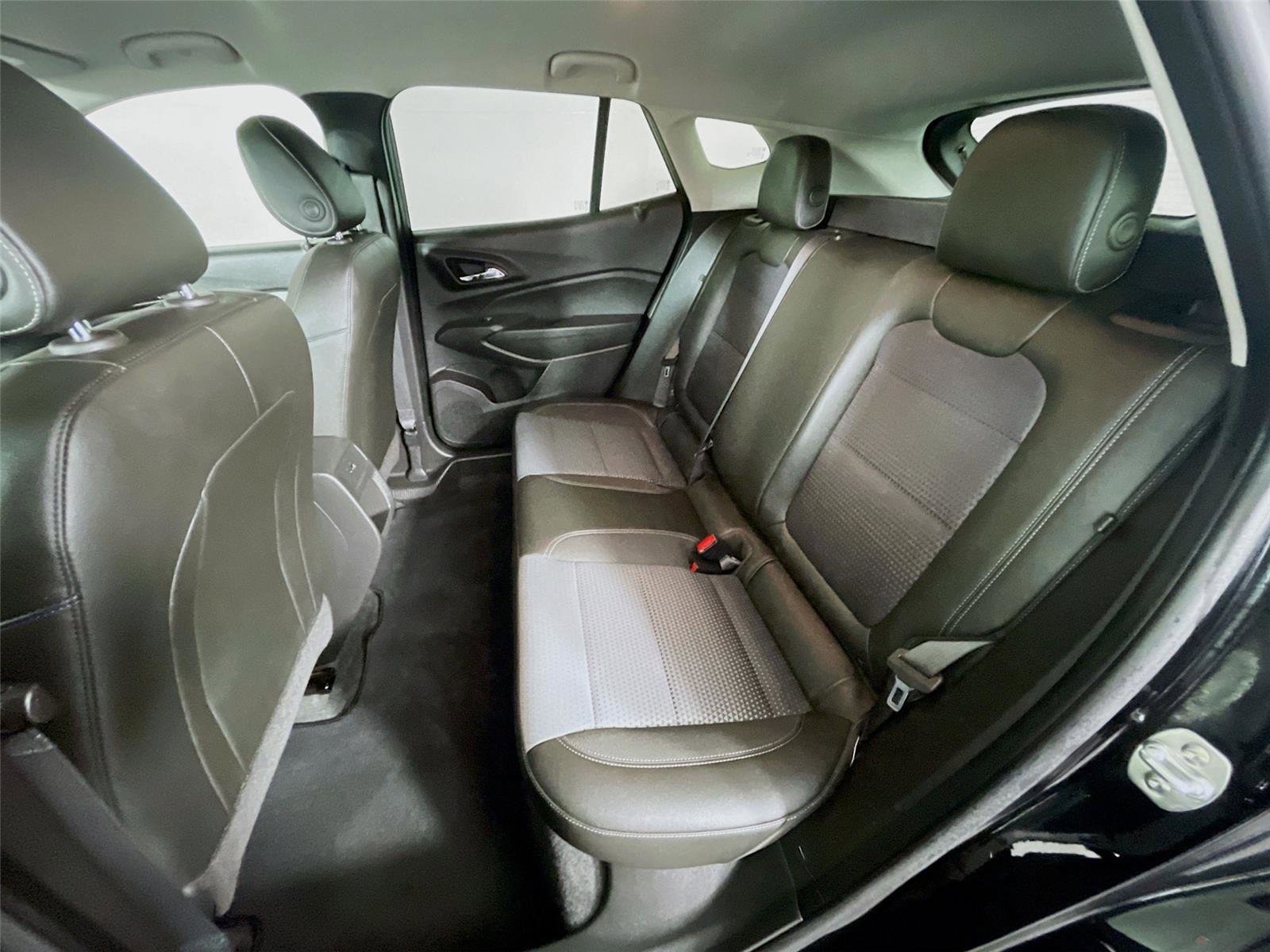 Used 2025 Chevrolet Trax LT w/ LT Convenience Package image 26