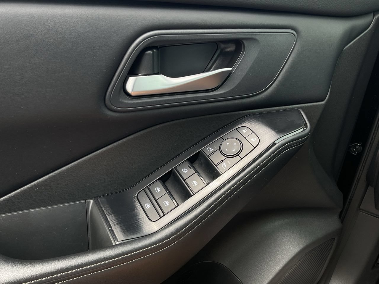 Used 2025 Nissan Rogue SV FWD image 18
