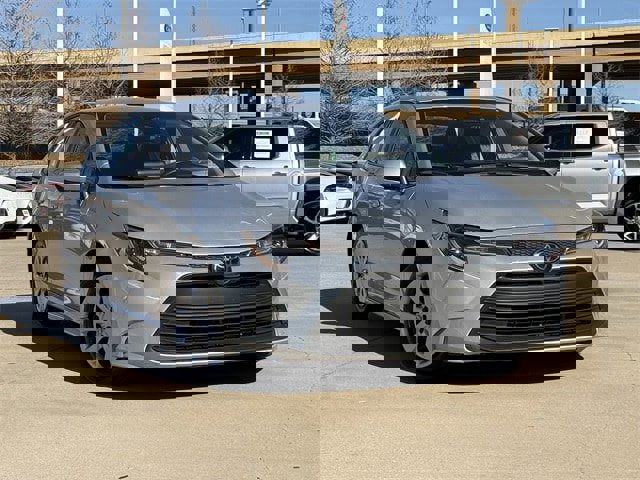 Used 2024 Toyota Corolla LE image 2