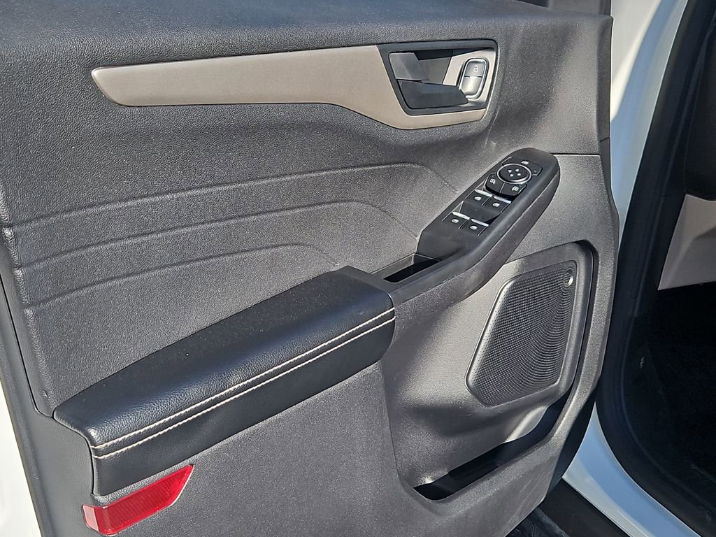 Used 2022 Ford Escape SE w/ Cold Weather Package image 18