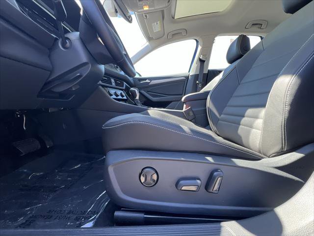Certified 2024 Volkswagen Jetta SE w/ Panoramic Sunroof Package image 12