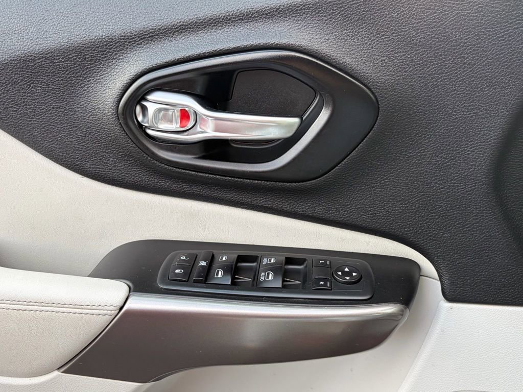 Used 2021 Jeep Cherokee Latitude Plus image 19