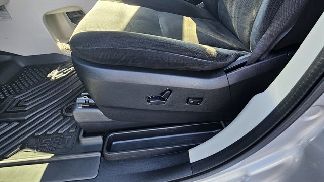 Used 2016 Dodge Grand Caravan SXT FWD image 19
