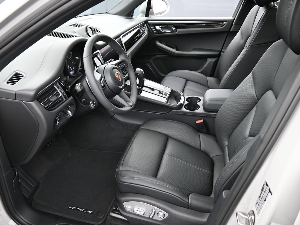 Certified 2026 Porsche Macan AWD/4WD image 4