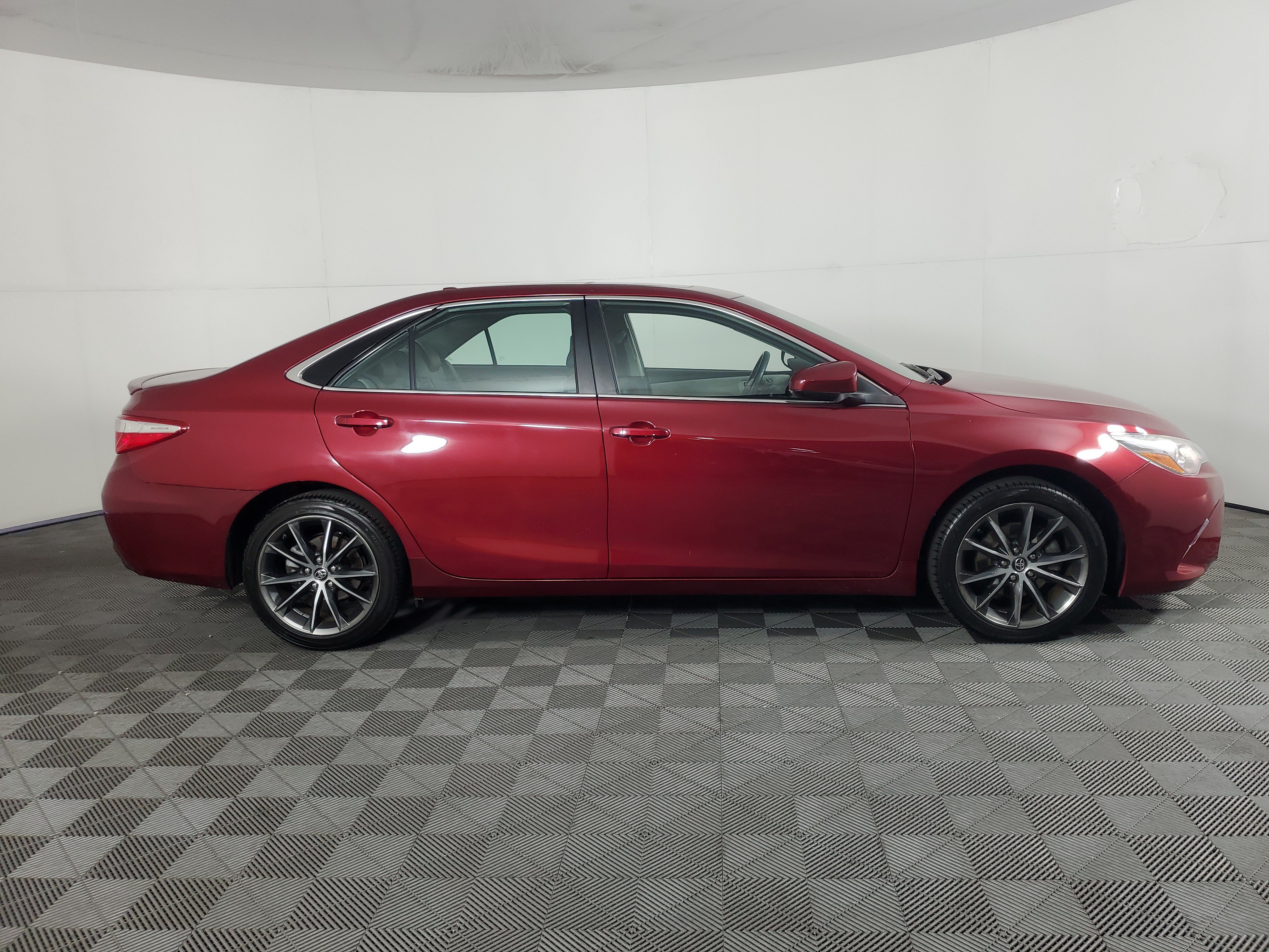 Used 2017 Toyota Camry XSE w/ Moonroof Package FWD image 3