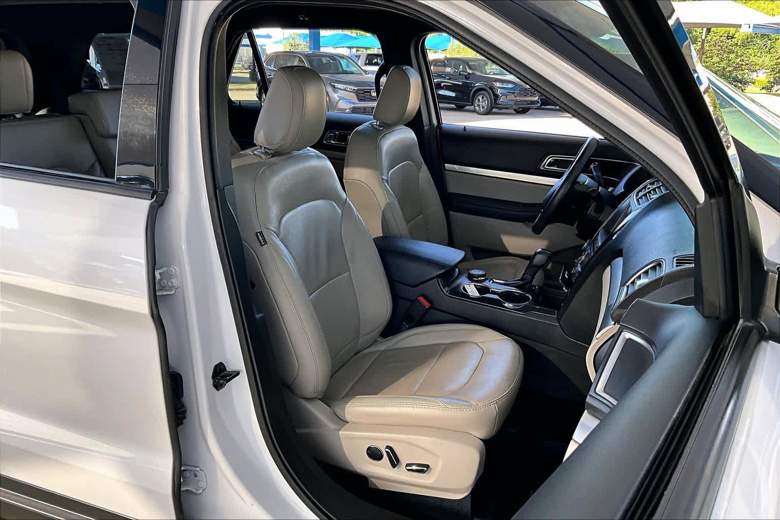 Used 2018 Ford Explorer XLT w/ Equipment Group 202A AWD/4WD image 9