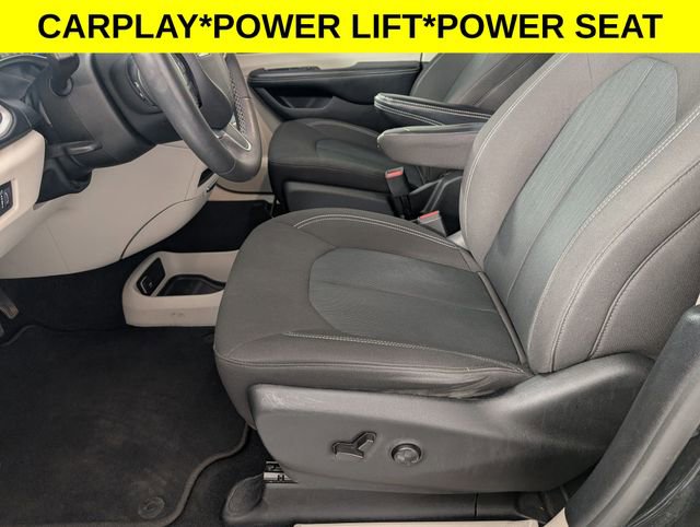 Used 2022 Chrysler Voyager LX image 12