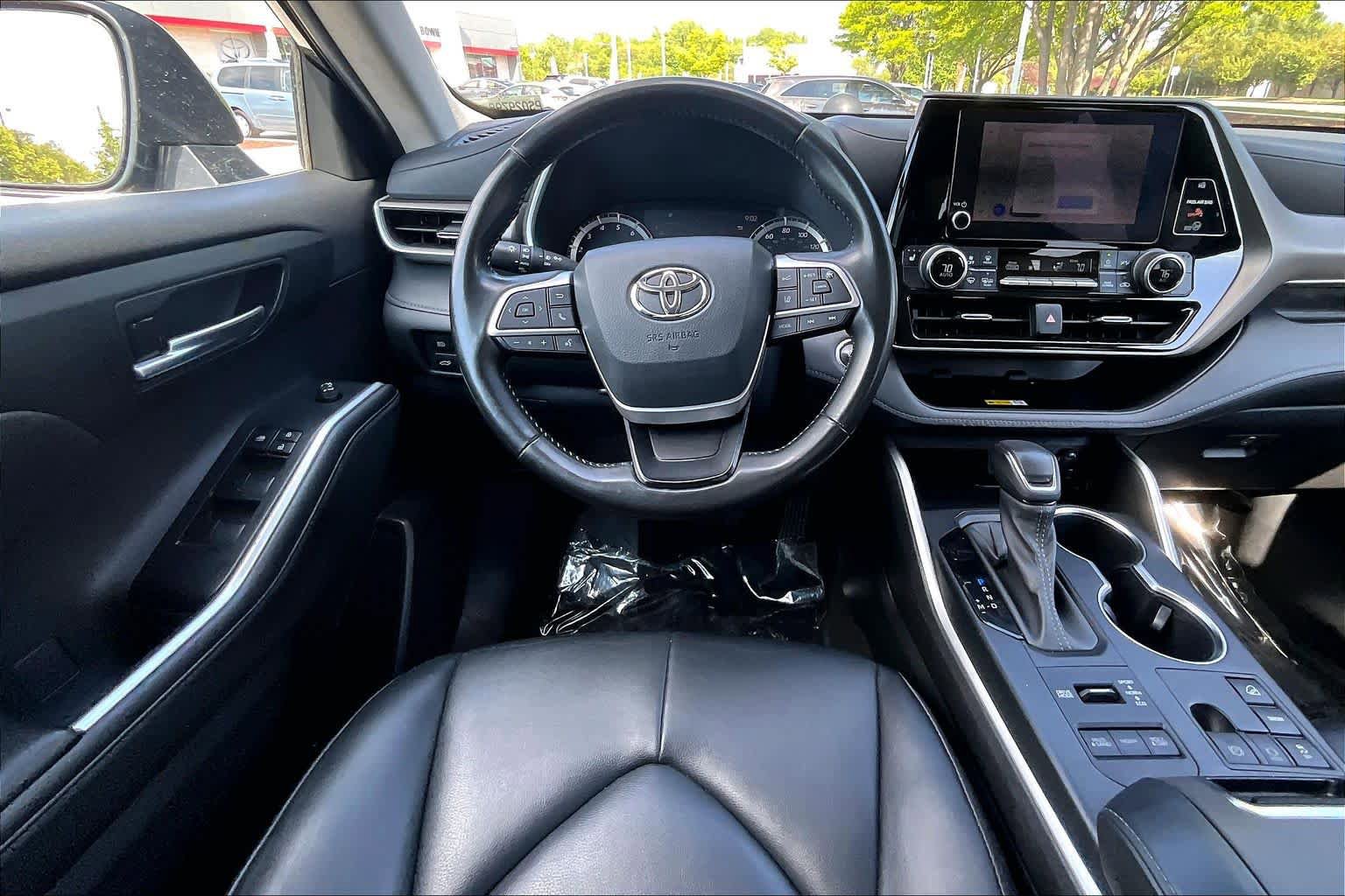 Used 2023 Toyota Highlander XLE AWD/4WD image 6