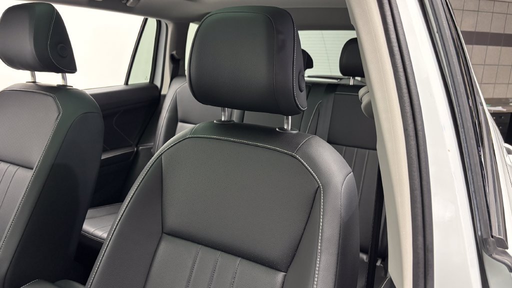 Used 2024 Volkswagen Tiguan SE w/ Panoramic Sunroof Package AWD/4WD image 16