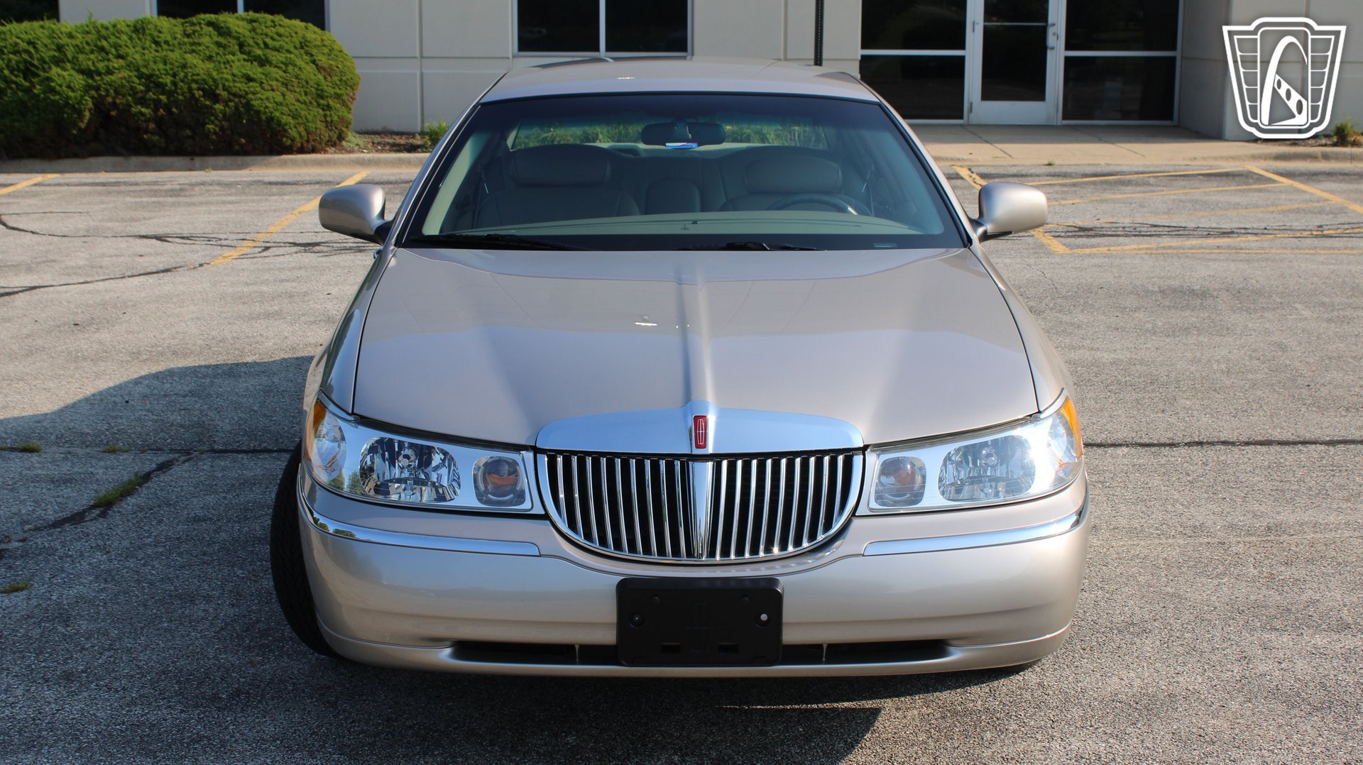 Used 2002 Lincoln Town Car Executive RWD image 2