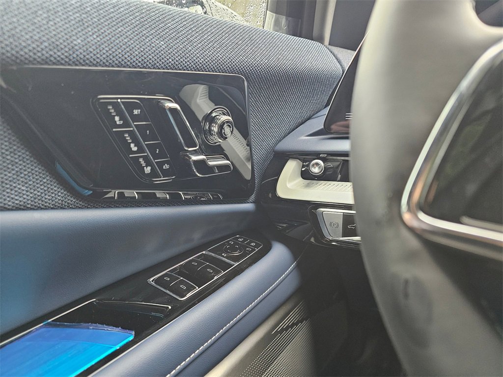 New 2026 Cadillac Optiq Luxury 2 image 28