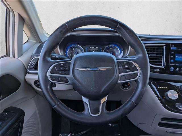 Used 2017 Chrysler Pacifica Touring-L image 14