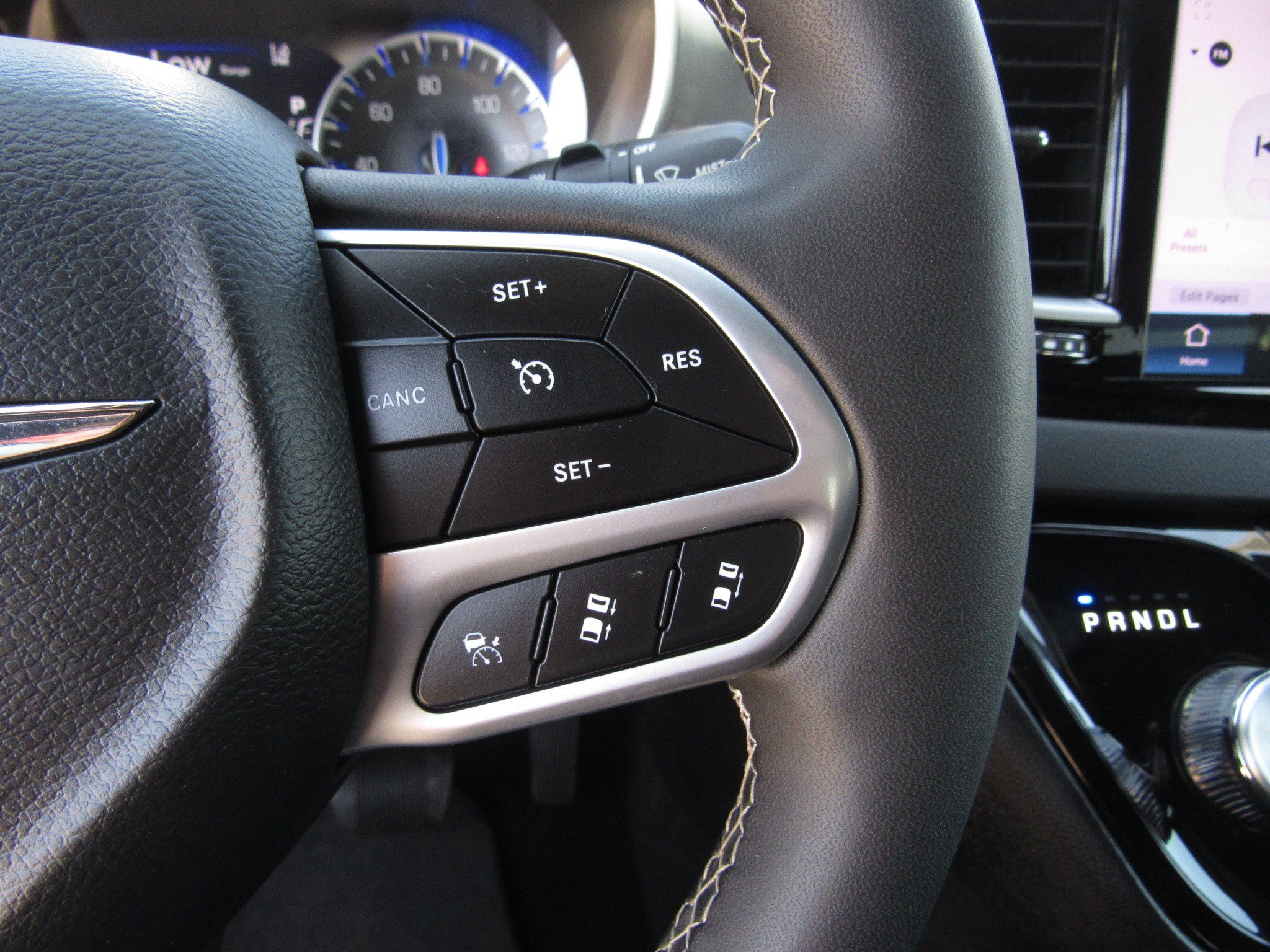 Used 2025 Chrysler Pacifica Select FWD image 27