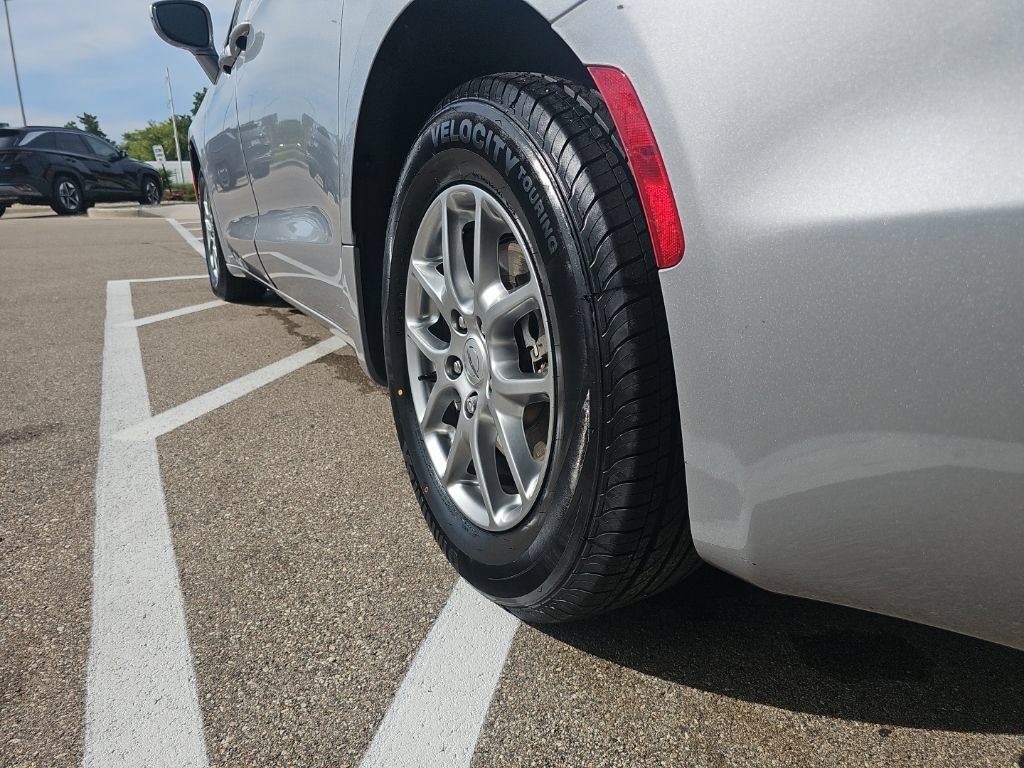 Used 2021 Chrysler Pacifica Touring FWD image 38