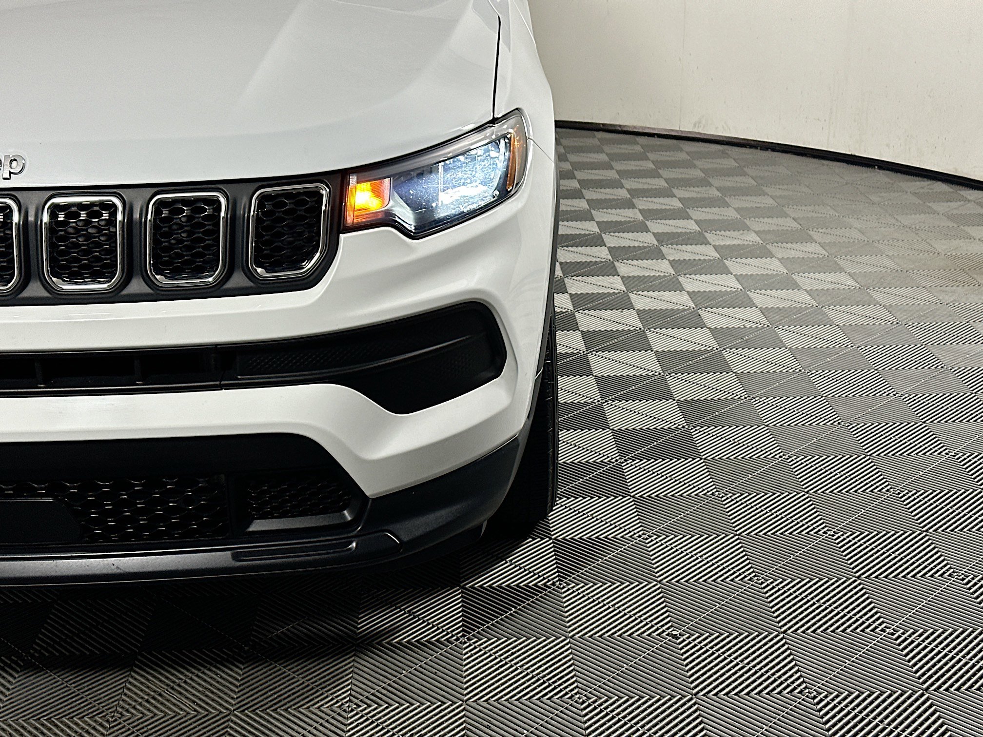 Used 2023 Jeep Compass Sport AWD/4WD image 9