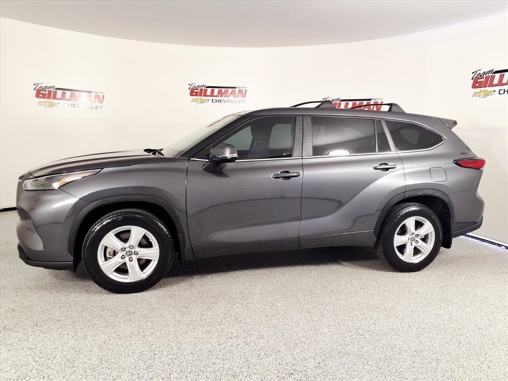 Used 2023 Toyota Highlander LE image 3