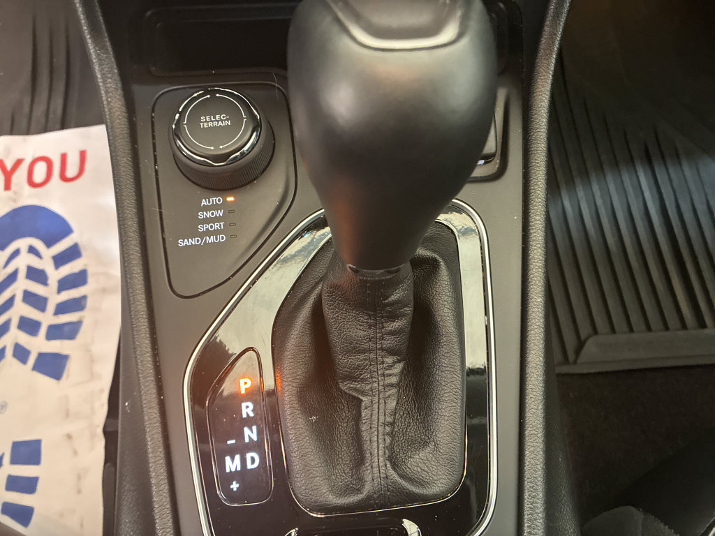 Used 2019 Jeep Cherokee Limited w/ Trailer Tow Group AWD/4WD image 16