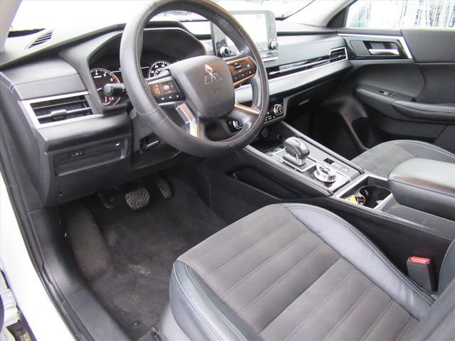 Used 2022 Mitsubishi Outlander SE image 15
