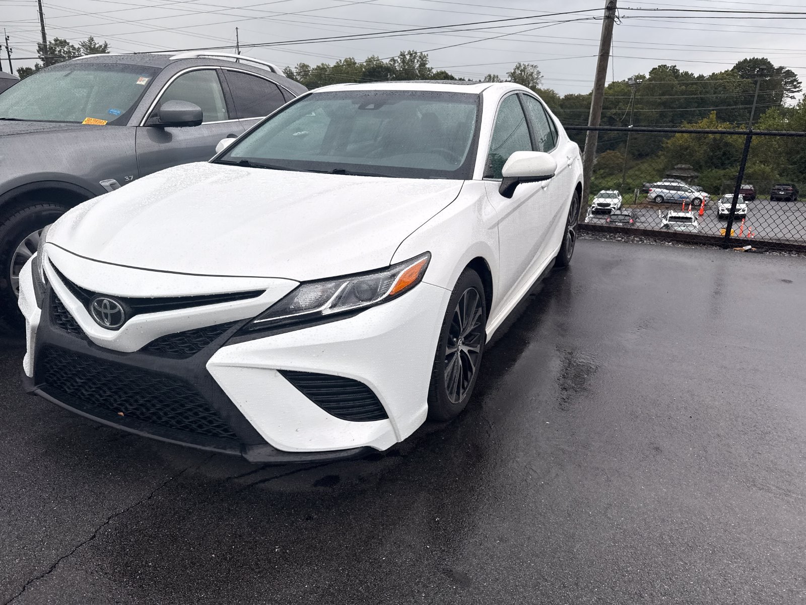 Used 2018 Toyota Camry SE w/ Moonroof Package FWD image 3
