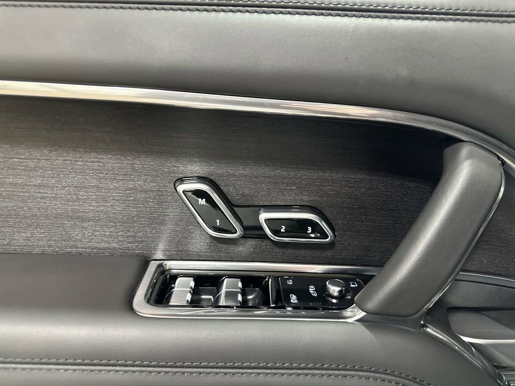 Used 2025 Land Rover Range Rover Autobiography image 14