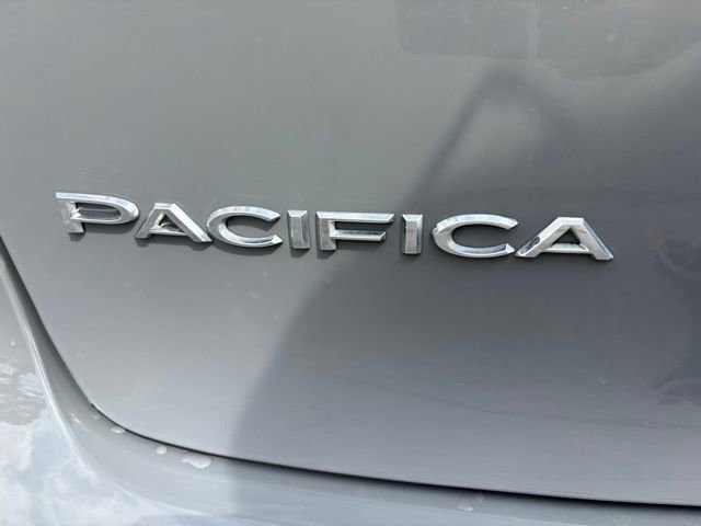 Used 2023 Chrysler Pacifica Touring-L FWD image 9