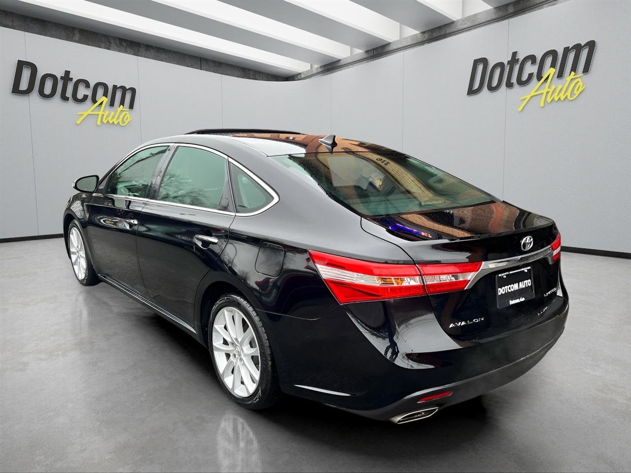 Used 2013 Toyota Avalon Limited w/ Technology Pkg FWD image 6