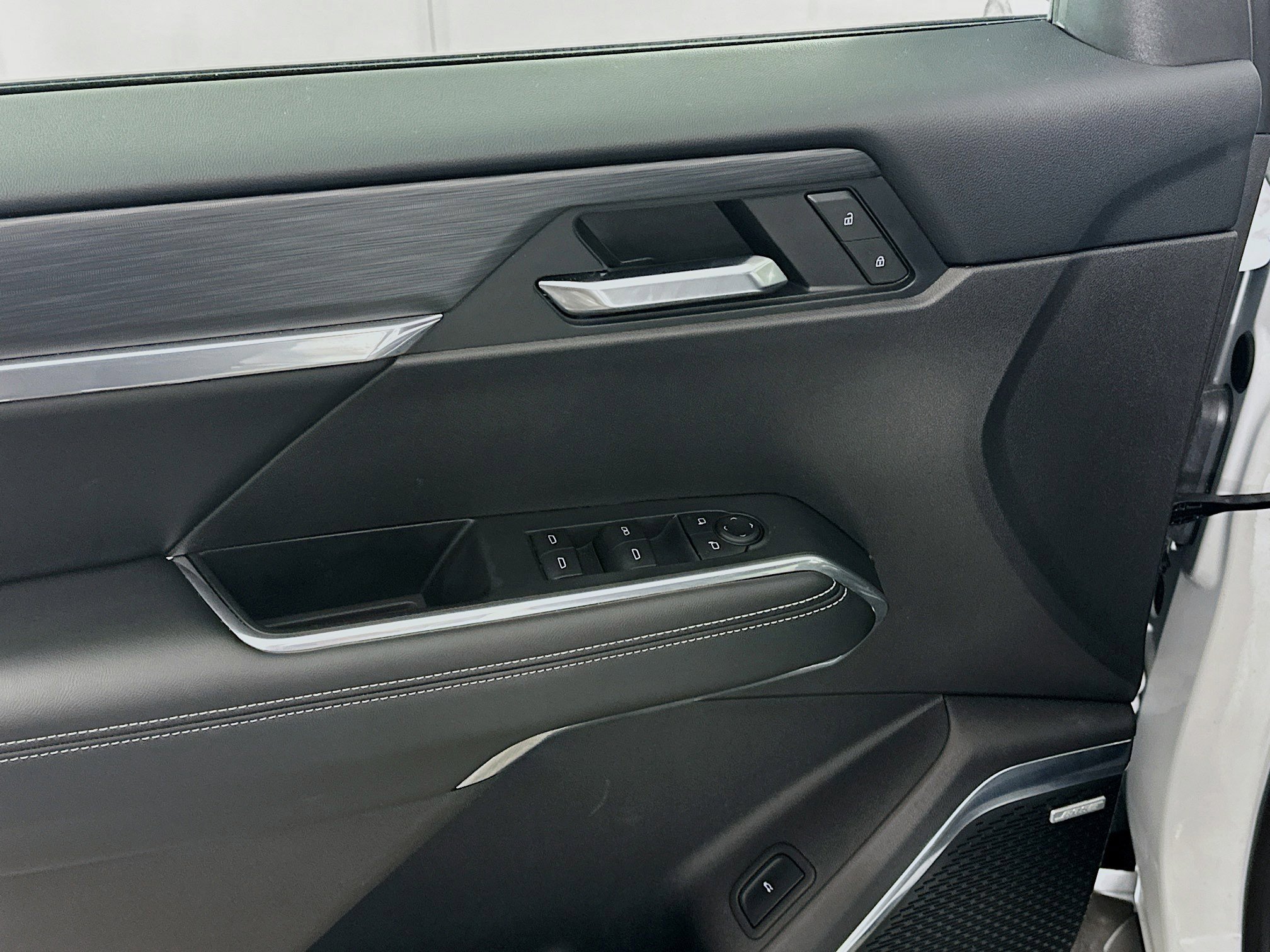 Used 2025 GMC Acadia Elevation image 15